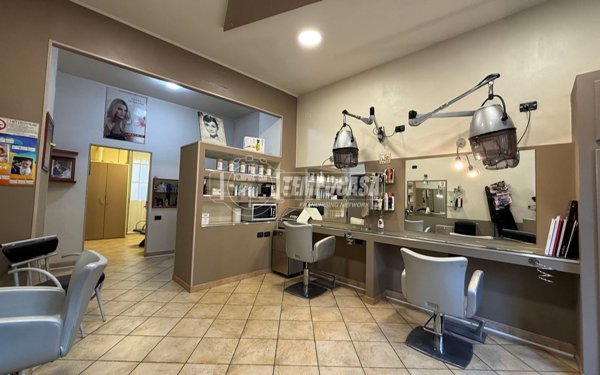 locale commerciale in vendita a Torino in zona Borgo San Paolo