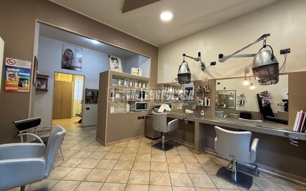 locale commerciale in vendita a Torino in zona Borgo San Paolo