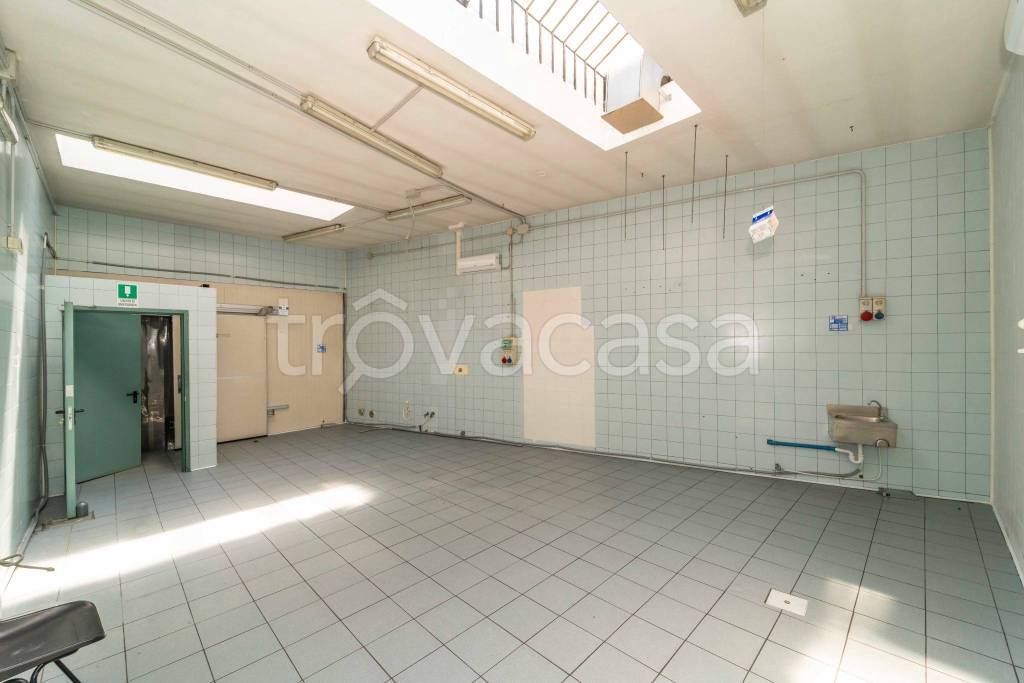 locale commerciale in vendita a Torino in zona Pozzo Strada