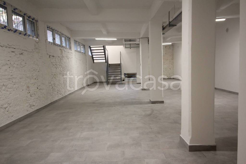 locale commerciale in vendita a Torino in zona Aurora