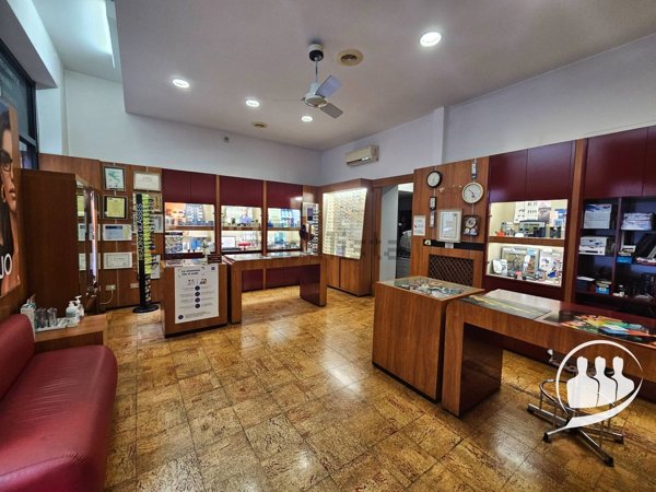 locale commerciale in vendita a Torino in zona Parella