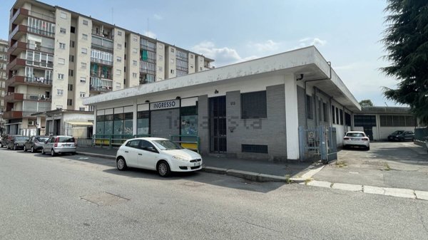 locale commerciale in vendita a Torino in zona Lucento