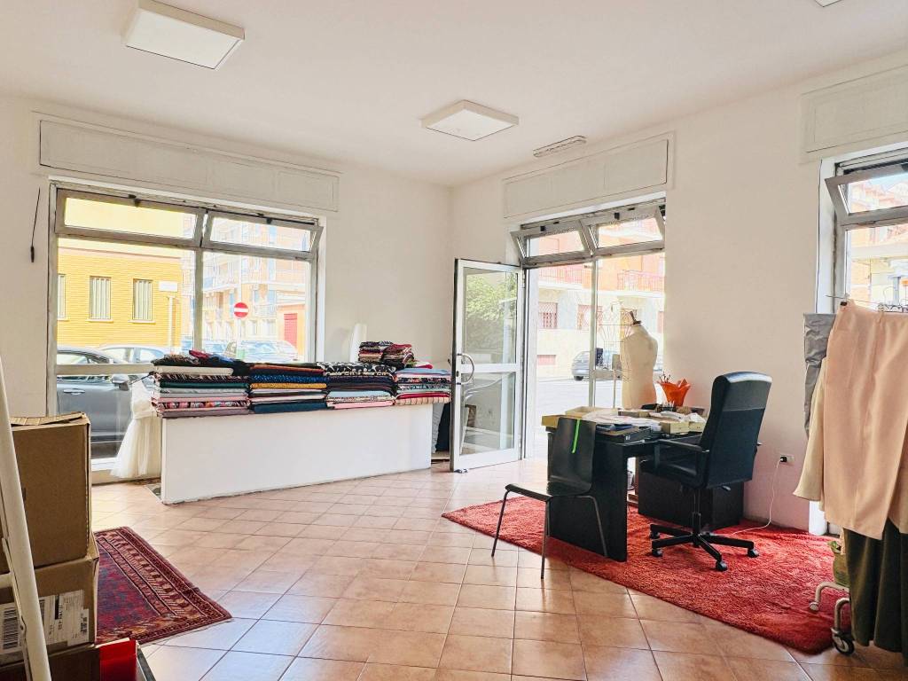 negozio in vendita a Torino in zona Vallette