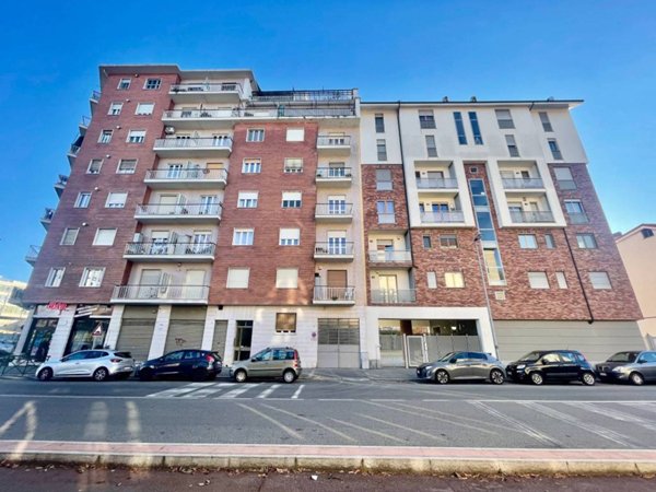 locale commerciale in vendita a Torino in zona Lucento