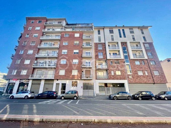 locale commerciale in vendita a Torino in zona Lucento