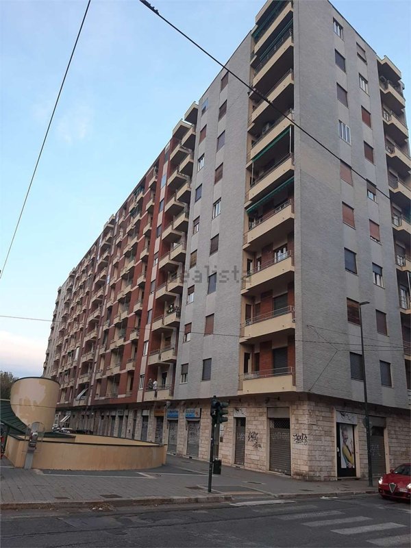 locale commerciale in vendita a Torino in zona Lingotto