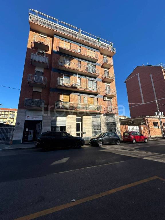 negozio in vendita a Torino in zona Parella