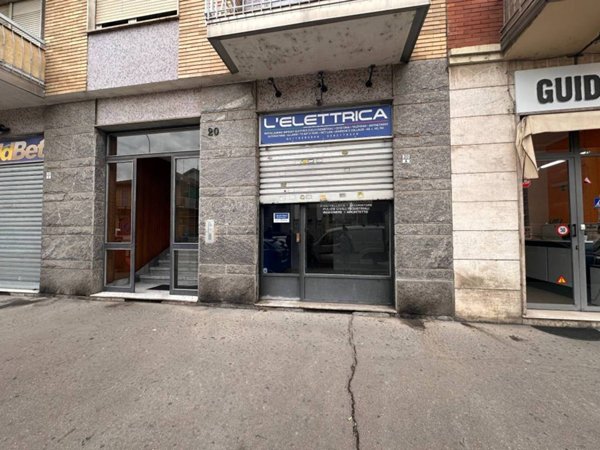 negozio in vendita a Torino in zona Mirafiori Sud