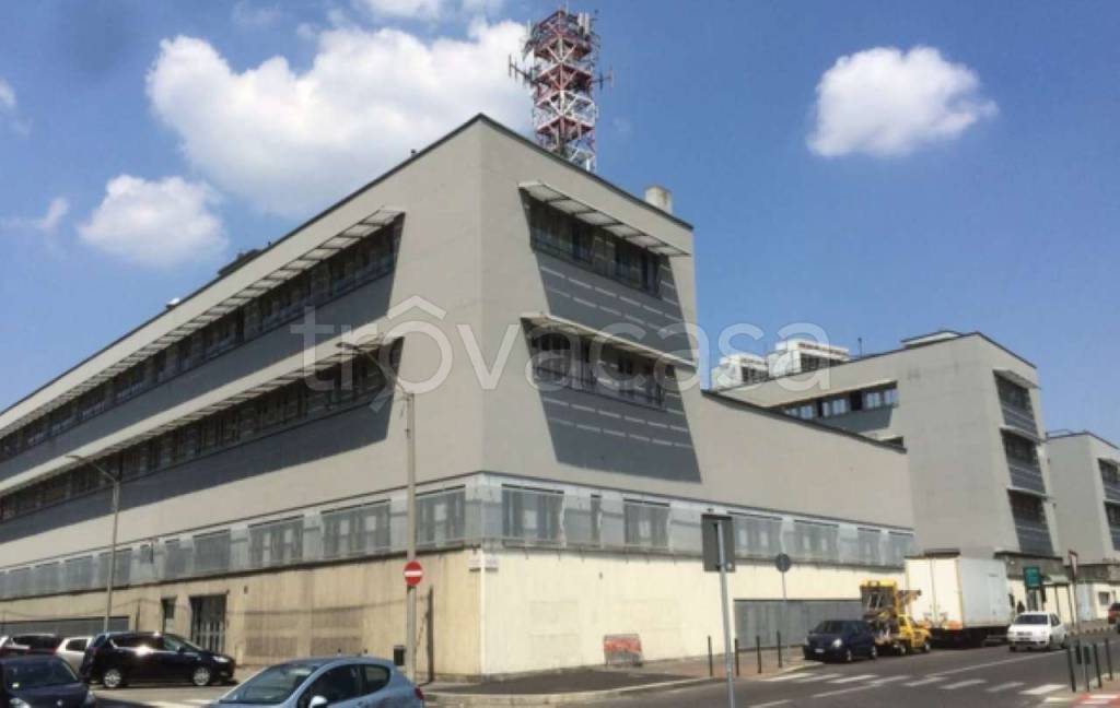 locale di sgombero in vendita a Torino in zona Lingotto