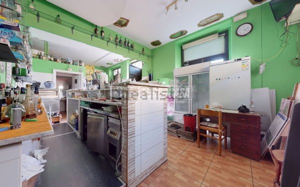 locale commerciale in vendita a Torino in zona Vanchiglia