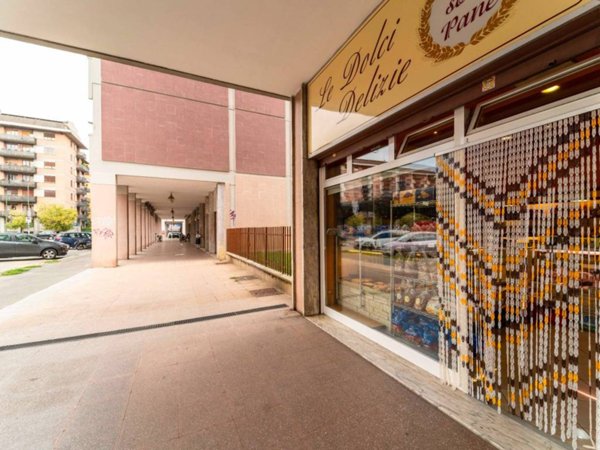 negozio in vendita a Torino in zona Mirafiori Nord