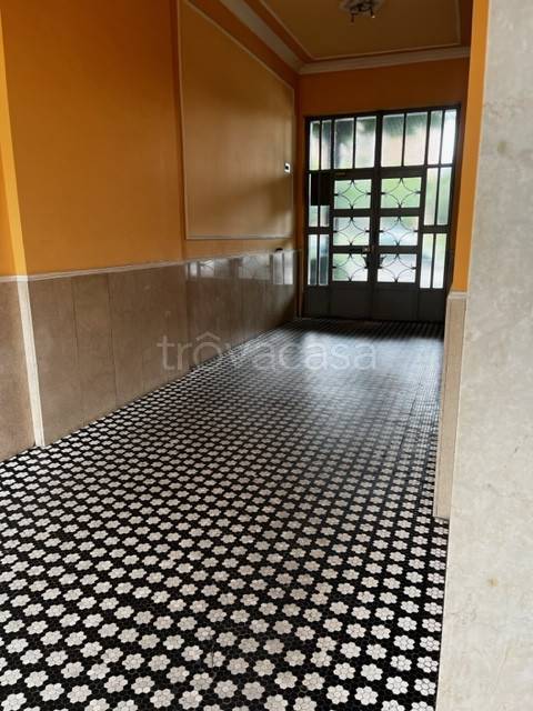 negozio in vendita a Torino in zona Mirafiori Sud