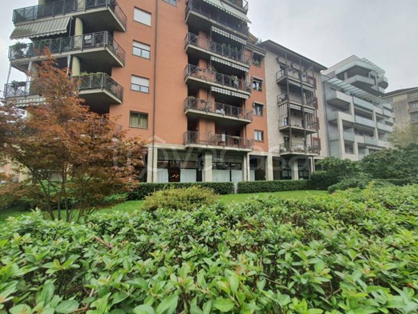 negozio in vendita a Torino in zona Lingotto