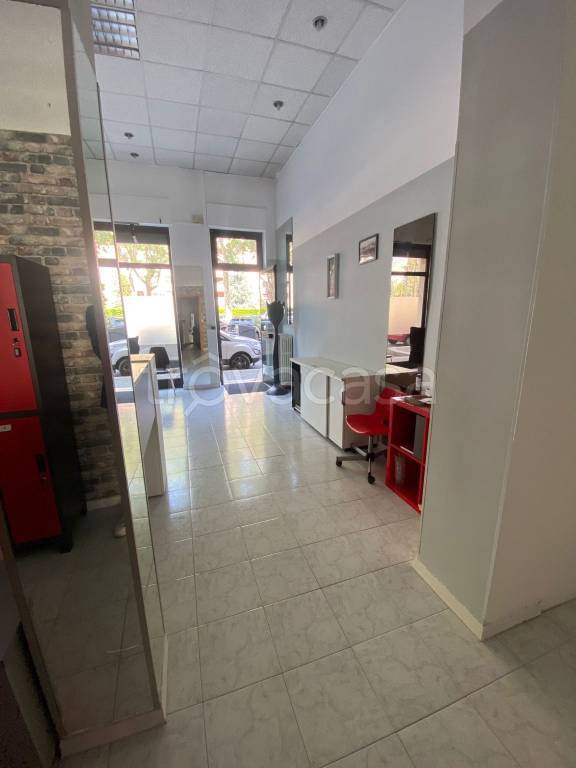 negozio in vendita a Torino in zona Lingotto