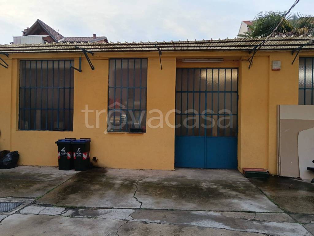 locale commerciale in vendita a Torino in zona Pozzo Strada