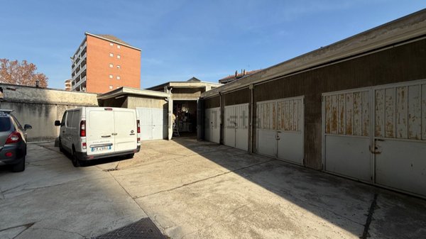 locale di sgombero in vendita a Torino in zona Mirafiori Nord