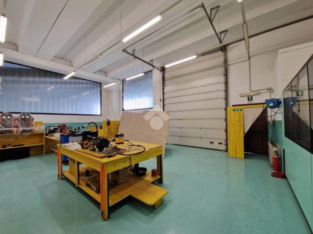 locale commerciale in vendita a Torino in zona Pozzo Strada