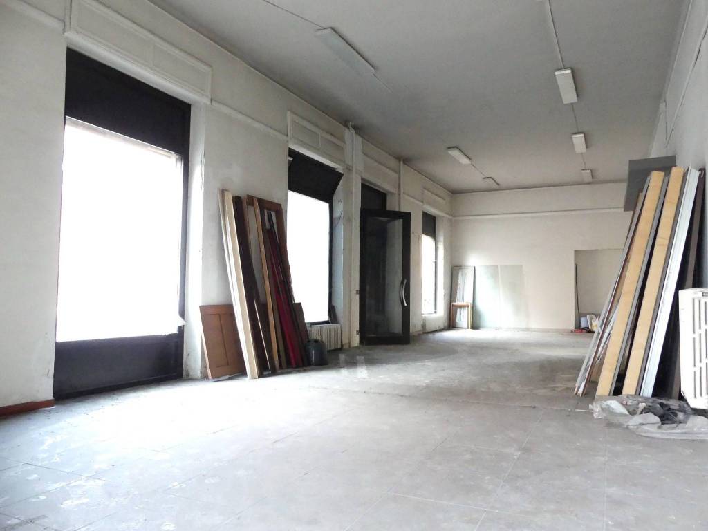 negozio in vendita a Torino in zona Lucento