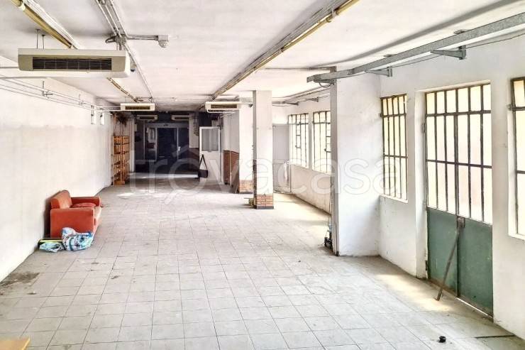 negozio in vendita a Torino in zona Mirafiori Sud