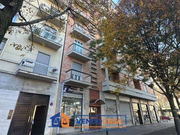 negozio in vendita a Torino in zona Lingotto