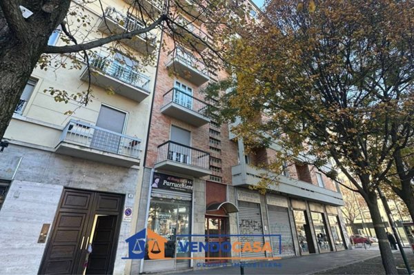 negozio in vendita a Torino in zona Lingotto