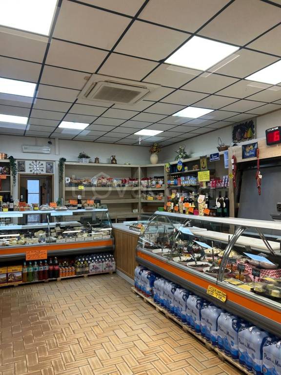 negozio in vendita a Torino in zona Falchera