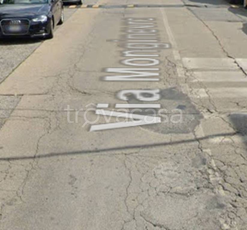 locale commerciale in vendita a Torino in zona Cenisia