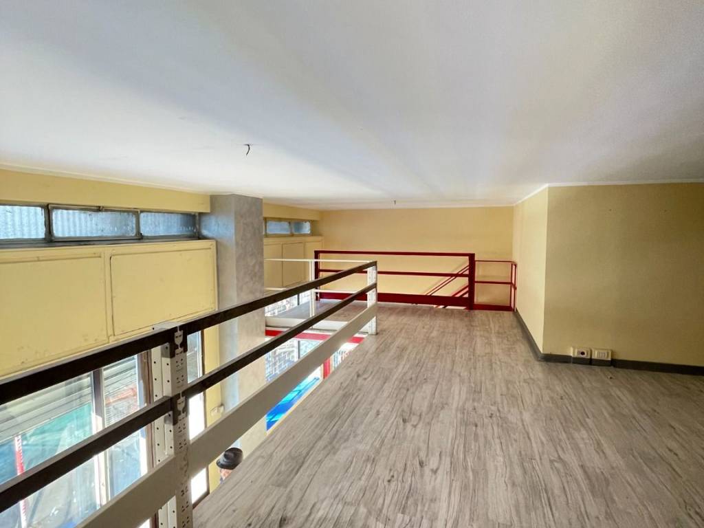 negozio in vendita a Torino in zona Mirafiori Sud