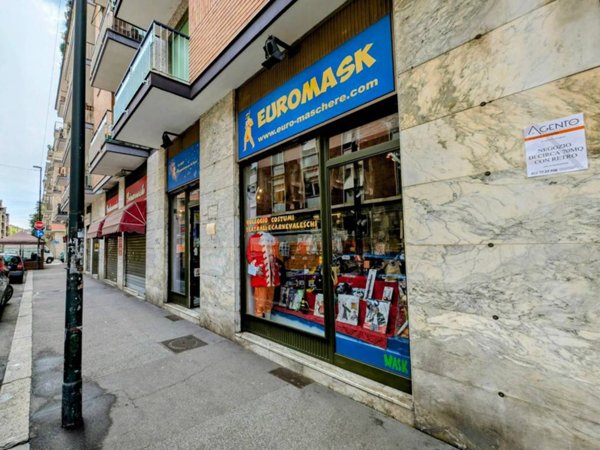 negozio in vendita a Torino in zona Parella
