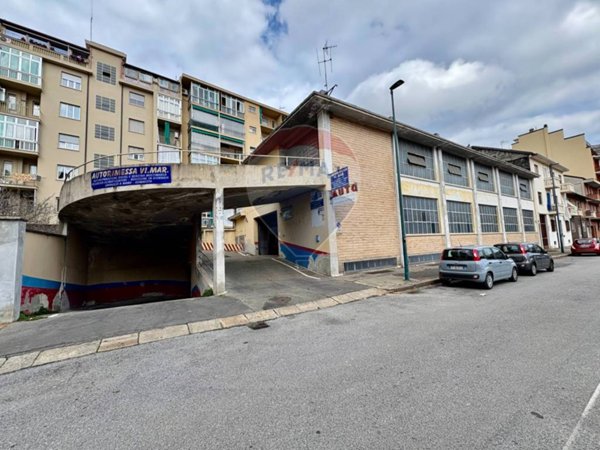 negozio in vendita a Torino in zona Borgata Vittoria