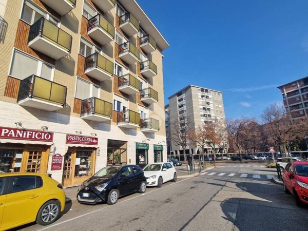 negozio in vendita a Torino in zona Mirafiori Nord