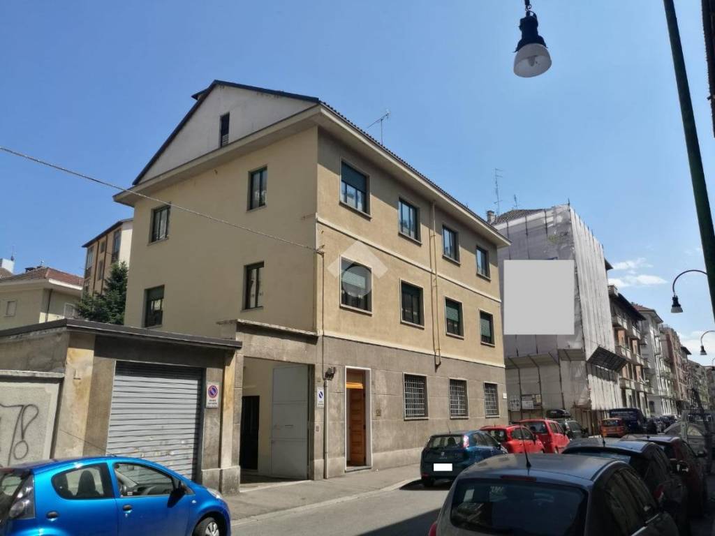 negozio in vendita a Torino in zona Cenisia