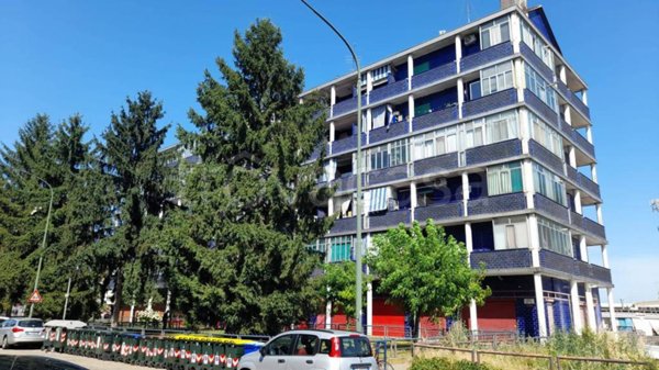 negozio in vendita a Torino in zona Mirafiori Sud