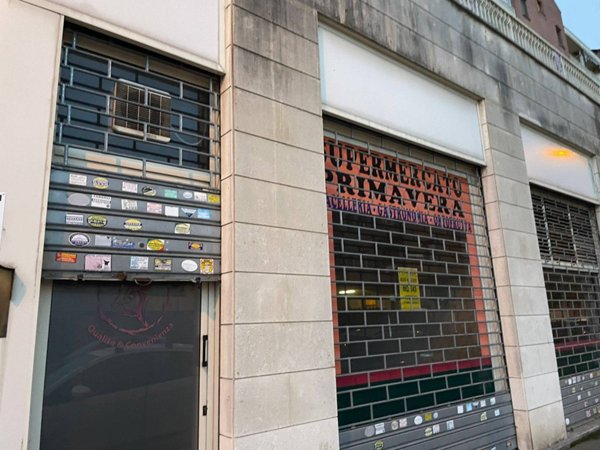 locale commerciale in vendita a Torino in zona Lucento