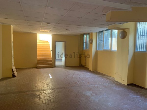 negozio in vendita a Torino in zona Mirafiori Sud