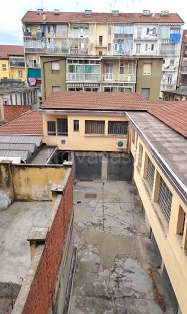 negozio in vendita a Torino in zona Mirafiori Sud
