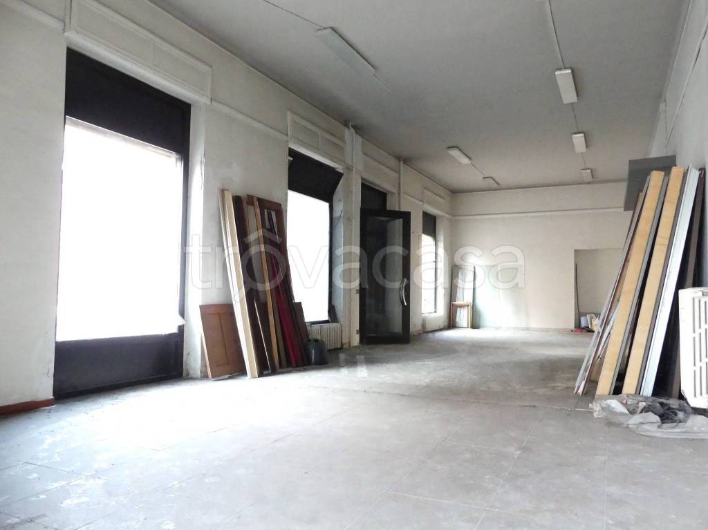 negozio in vendita a Torino in zona Lucento