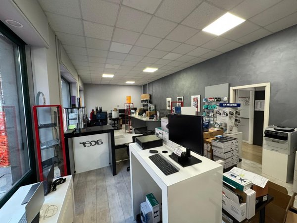 locale commerciale in vendita a Torino in zona San Salvario