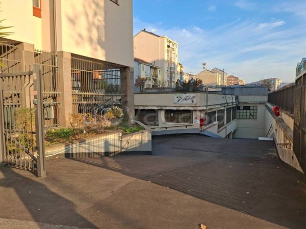 locale commerciale in vendita a Torino in zona Mirafiori Nord