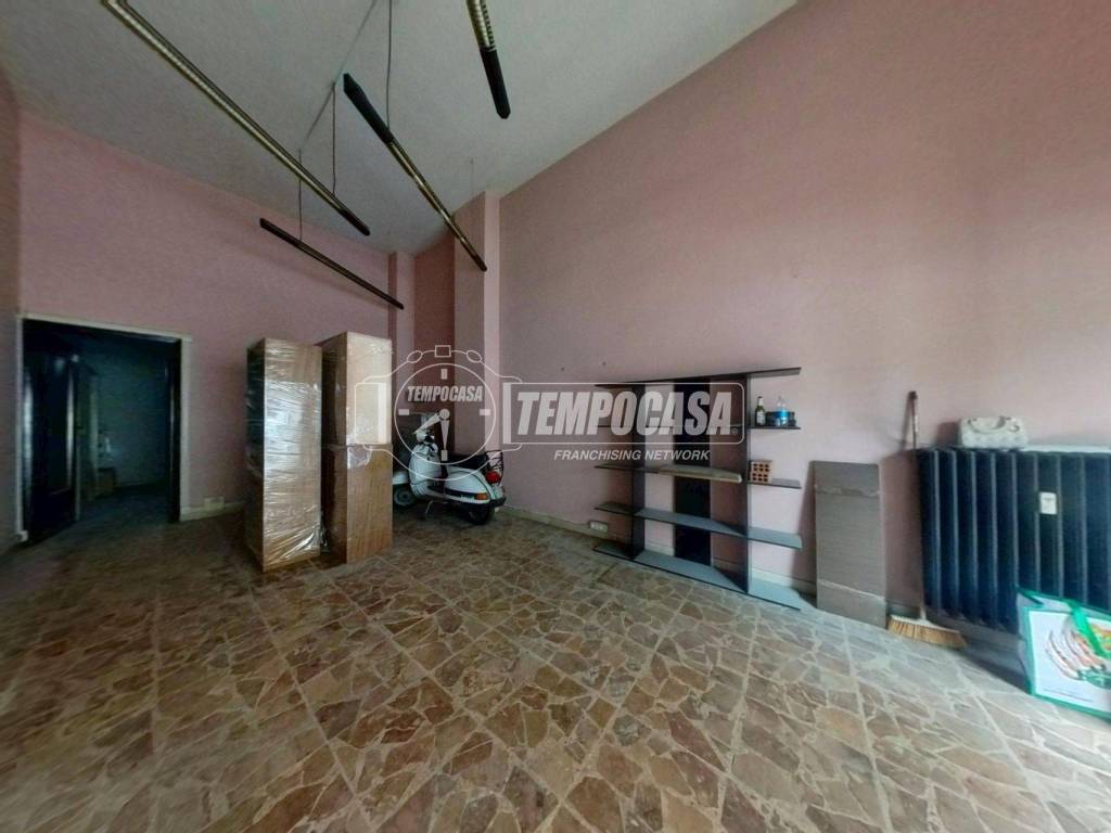 negozio in vendita a Torino in zona Borgata Vittoria