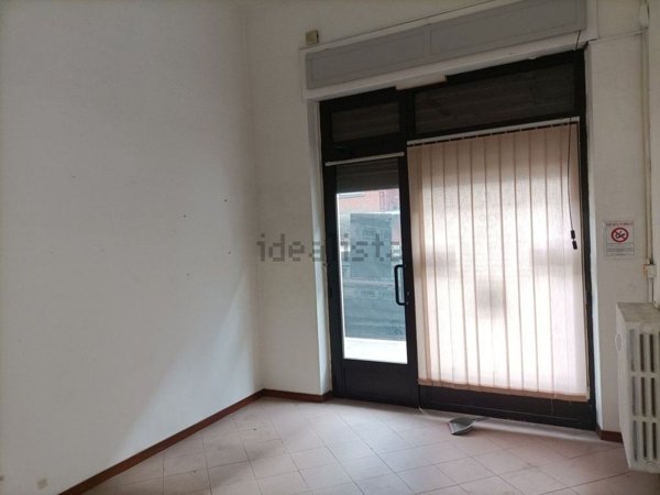 locale commerciale in vendita a Torino in zona Barriera di Milano