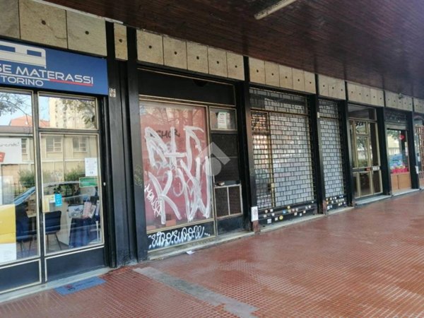 negozio in vendita a Torino in zona Mirafiori Sud