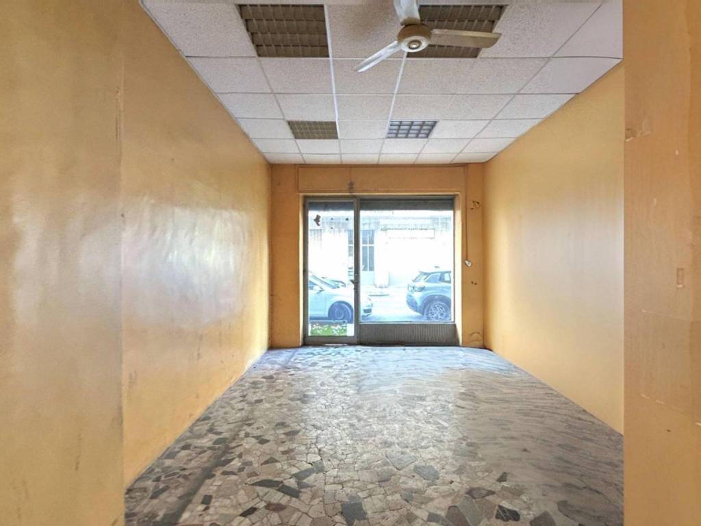 negozio in vendita a Torino in zona Mirafiori Nord