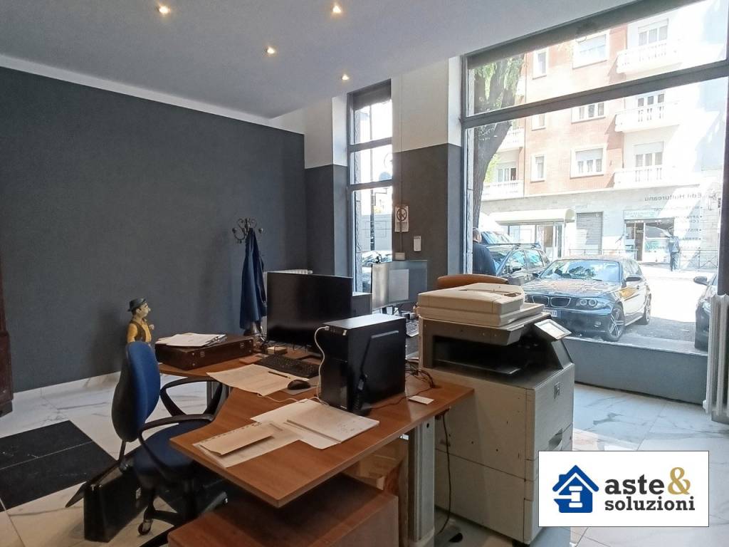 negozio in vendita a Torino in zona Borgata Vittoria