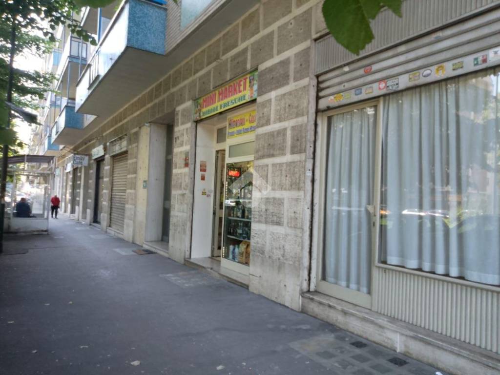 negozio in vendita a Torino in zona Mirafiori Sud