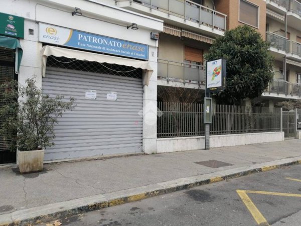 negozio in vendita a Torino in zona Mirafiori Sud