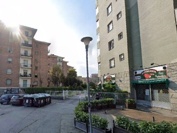 negozio in vendita a Torino in zona Mirafiori Nord