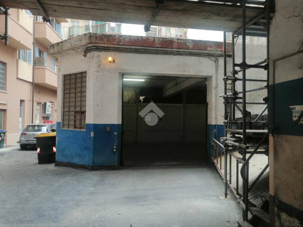 locale commerciale in vendita a Torino in zona Lingotto