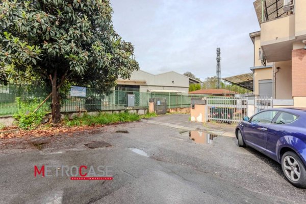 locale commerciale in vendita a Torino in zona Regio Parco