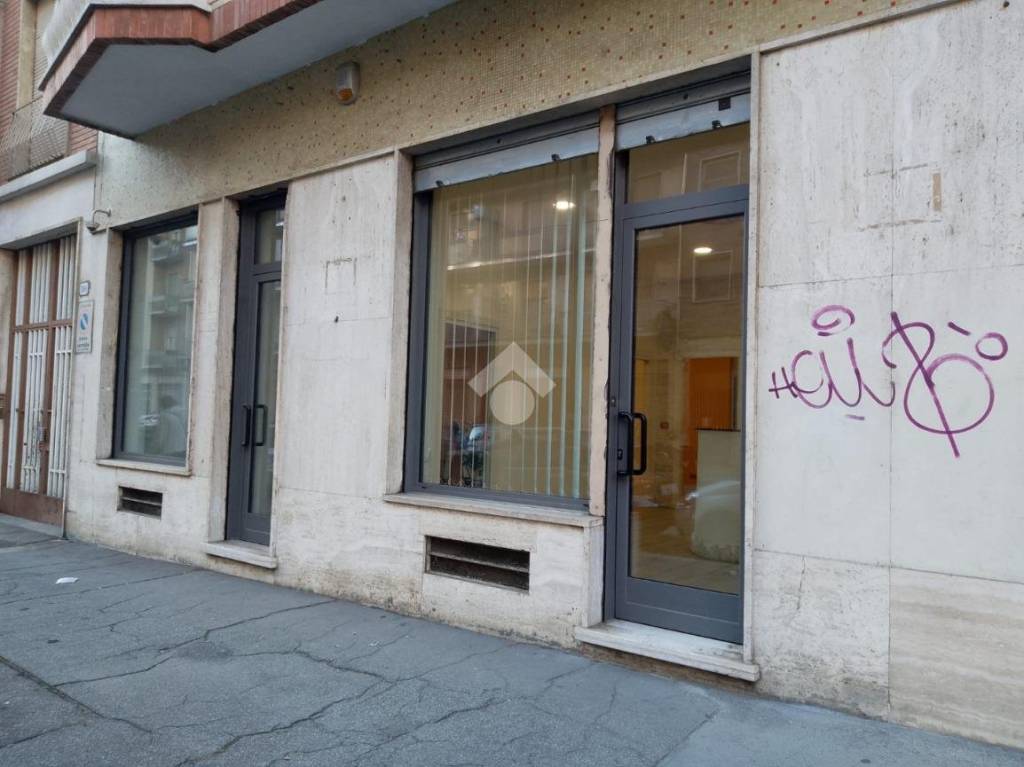 negozio in vendita a Torino in zona Mirafiori Sud